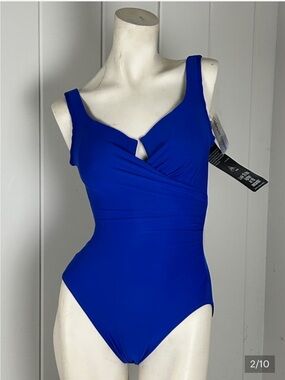 New Must Haves Escape One-Piece size 8 MIRACLESUIT
